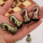 ÉCHIQUIER PLIABLE EN NOYER AVEC PIÈCES EN BRONZE