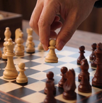 ÉCHIQUIER EN NOYER ET ÉRABLE AVEC TIROIRS DE RANGEMENT