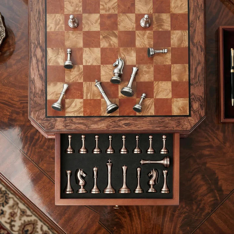 JEU D'ÉCHECS EN BOIS D'ACAJOU AVEC TIROIR DE RANGEMENT ET PIÈCES EN MÉTAL