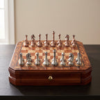 Jeu d'échecs en bois d'acajou avec tiroir de rangement et pièces en métal