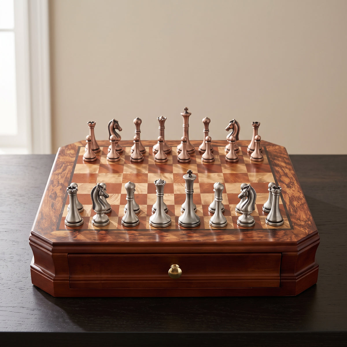 Jeu d'échecs en bois d'acajou avec tiroir de rangement et pièces en métal